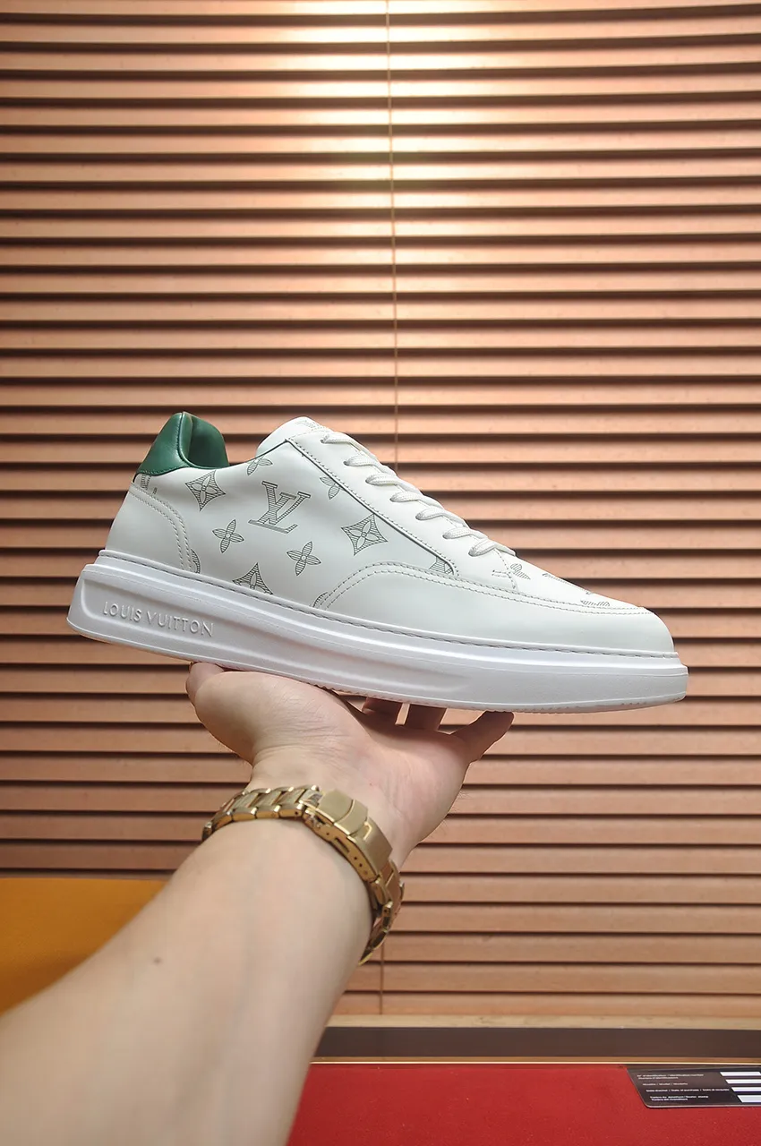 Men's men's shoes 💰640💶Original development, quality shipping, welcome to compare - LV sneaker series sports shoes introduce the loose silhouette of the ready-to-wear series into the spring and summer men's wear shows and make an eye-catching appearance. The cow leather upper is combined with rough fabric laces, and colorful beading highlights the brand's classic elements. LV letters mark the tongue and Monogram floral outsole. Mixed materials Made of top-grain cowhide, thick shoelace design, large Monogram print on the side, mesh lining and cotton feet, the comfort is as extreme as ever, premium heritage, quality first, worth owning! Size: Men’s 38-45 (45 is custom-made and cannot be returned or exchanged)